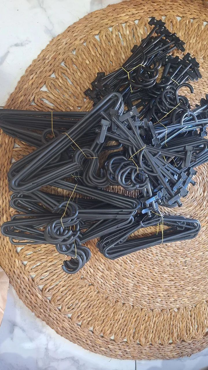Cabides!$1.00, cada são 150 cabides 