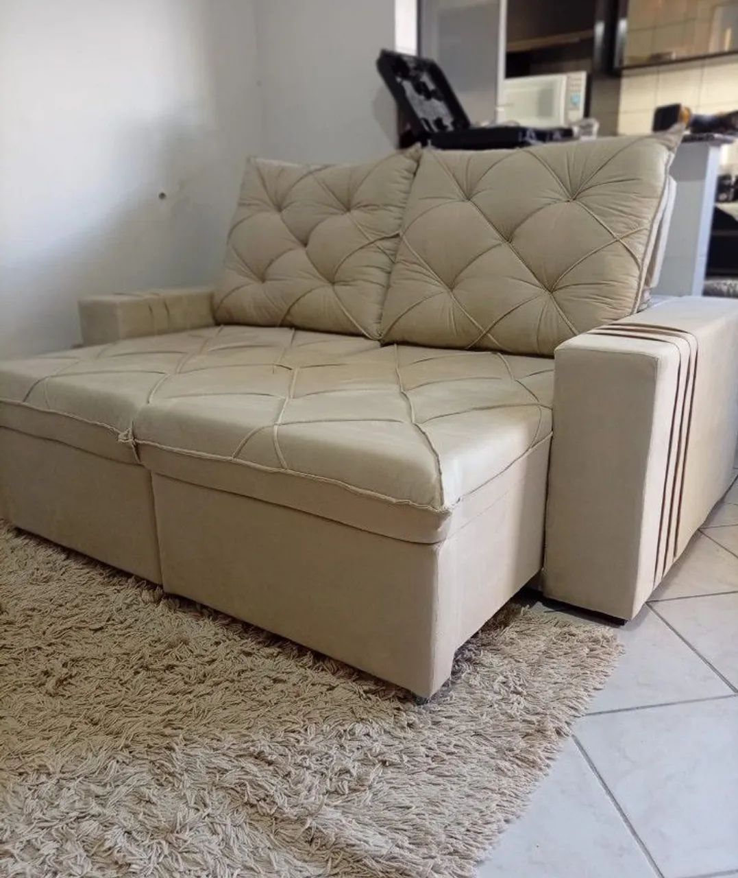 Sofá retrátil e reclinável 2 lugares moderno Bege no tecido Veludo, com molas no assento.