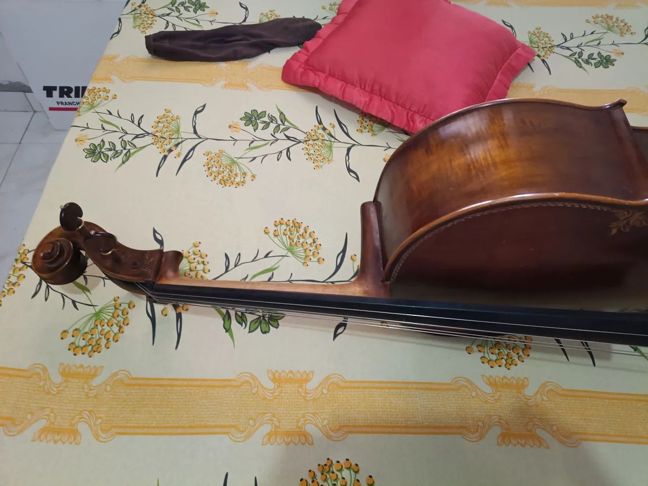 Violoncelo de author chinês 