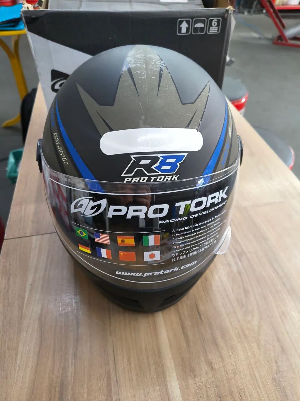 Capacete R8 NOVO (sem uso)