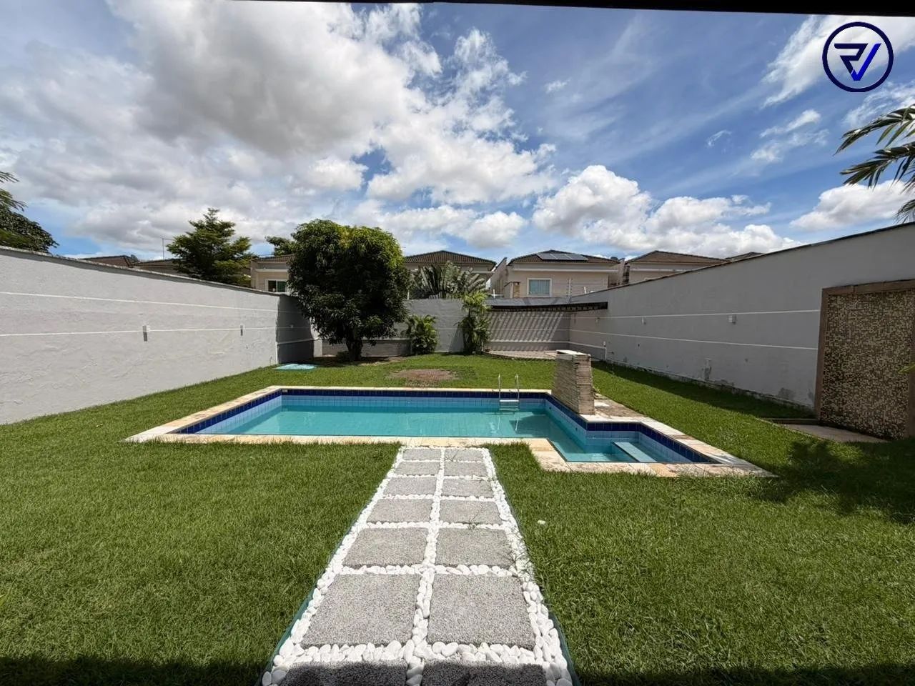 700m² de terreno + piscina + 4 suítes no Eusébio