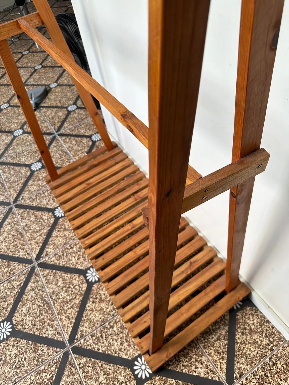 Arara para roupa de madeira - Foto 2