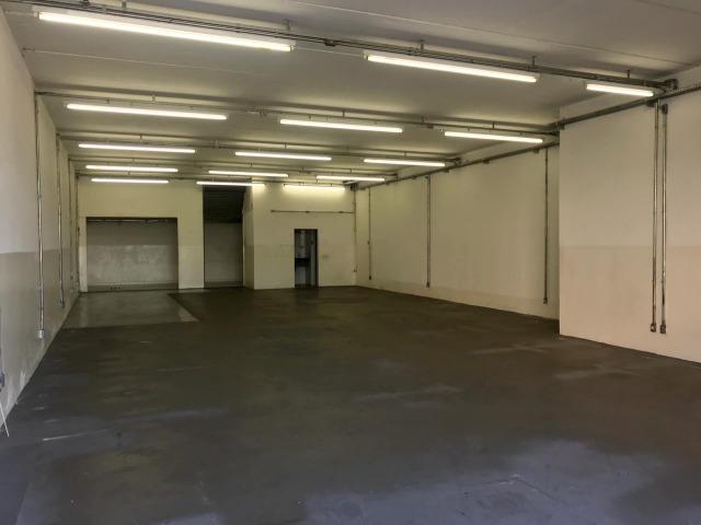 Excelente galpão com 654 m2 AC, excelente ponto comercial e industrial - Foto 2