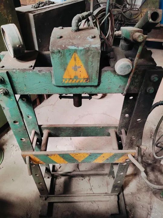 Prensa hidráulica, 1 Tupia, 1 serra circular,1 desempenadeira.