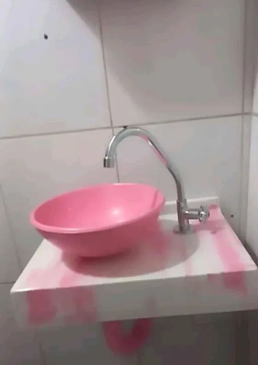 Cuba Rosa 28x28 e Bancada rajada 30x45 no mármore sintético para banheiro 