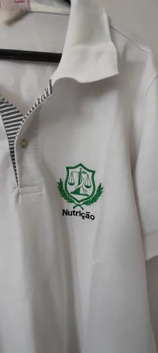 Vendo duas camisas bordadas com o símbolo de nutrição - Foto 2