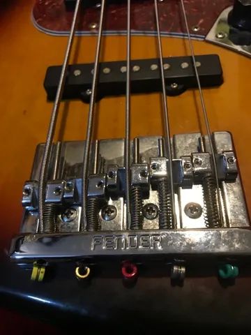 Baixo Fender Deluxe 5 cordas MIM - Foto 5