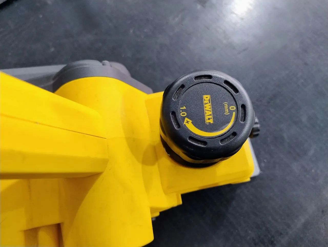 Plaina (Esquadrejadeira) DeWalt - 715 - Foto 2