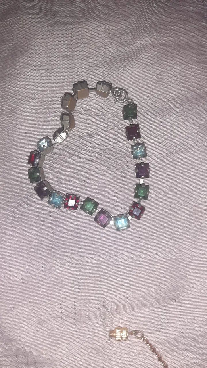 pulseira de pedras coloridas 