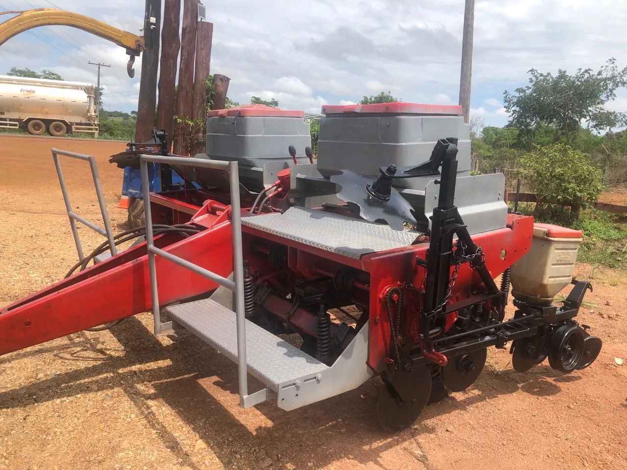 Plantadeira Jumil 4 linhas recém revisada tudo  - Foto 3