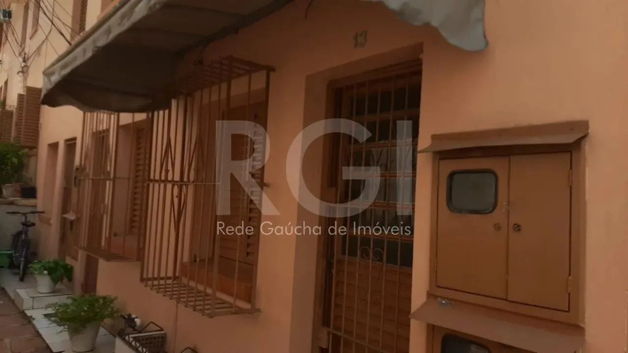 Casa em condominioi fechado ,semi mobiliada com um quarto, podendo ser dividido em dois es
