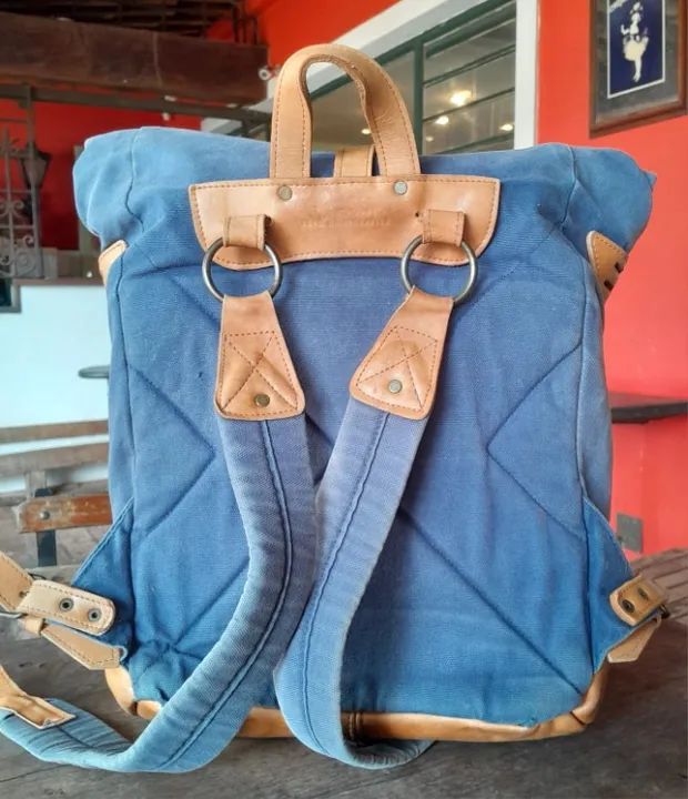 Mochila, em couro natural e lona de algodão, da marca Beatnik & Sons.  - Foto 3