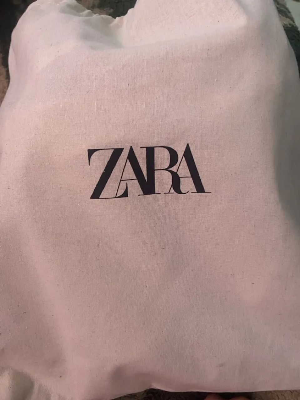 VENDE-SE TÊNIS MONOCROMÁTICO COM VOLUME ZARA