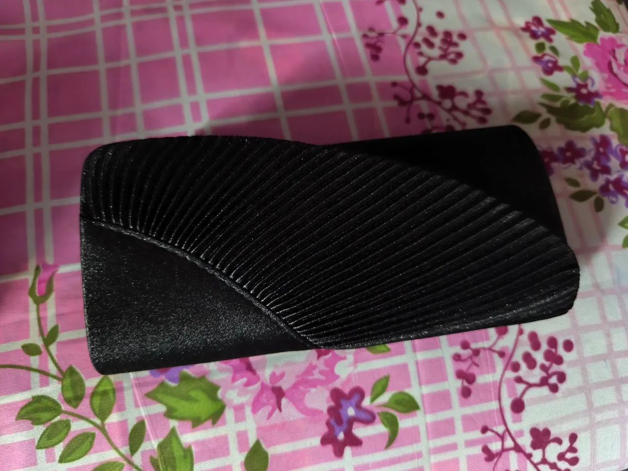 Clutch Preta Elegante com Detalhe Texturizado