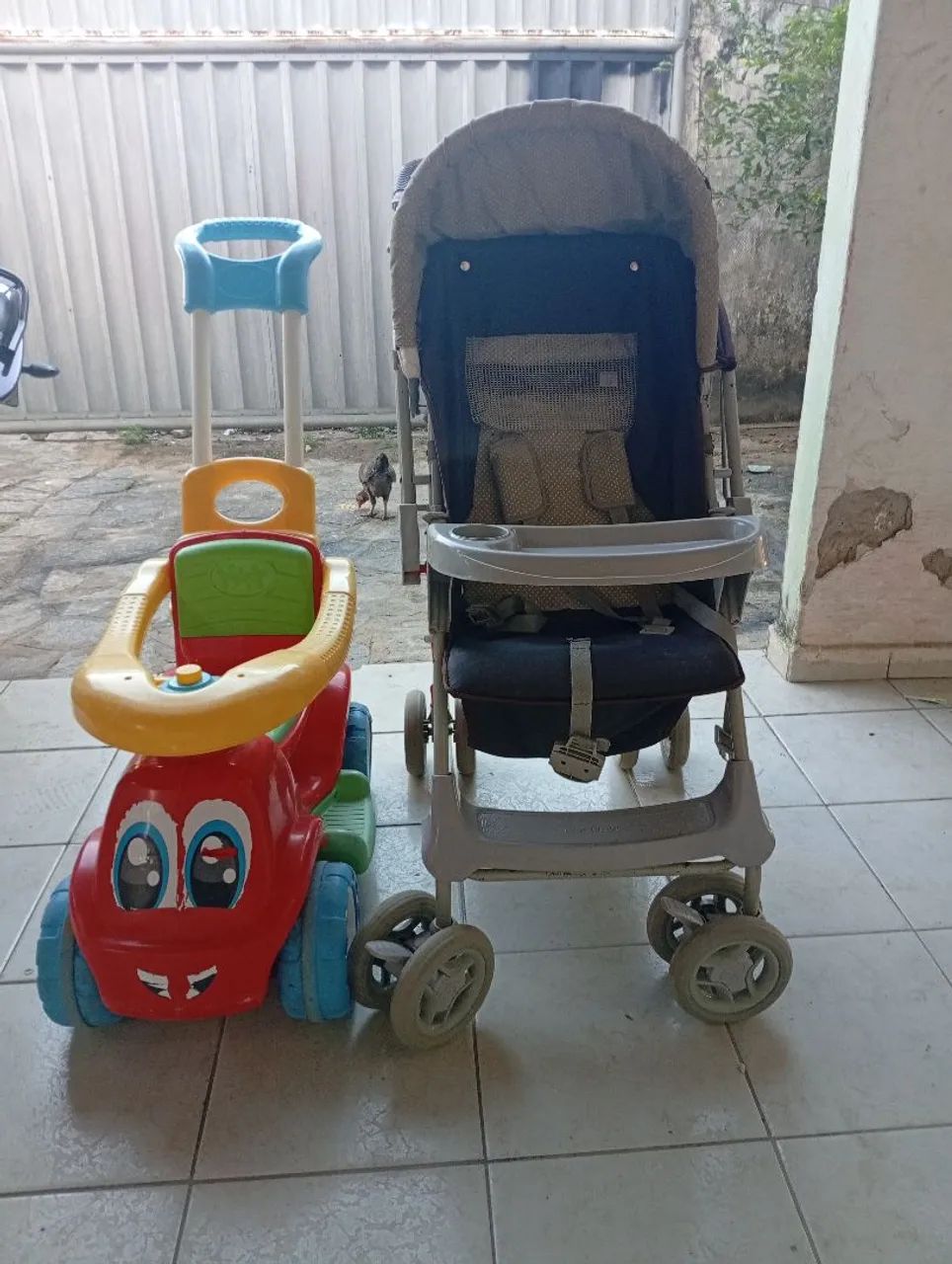 Carrinho de bebê e brinquedo infantil