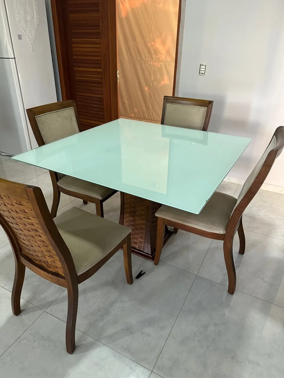 Oportunidade Mesa de Jantar Quadrada com 4 Cadeiras