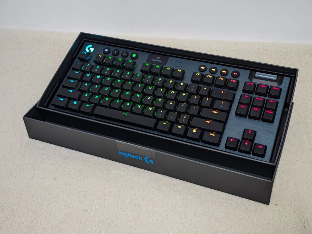 Teclado Logitech G915 TKL Lighspeed Sem Fio RGB Low Profile