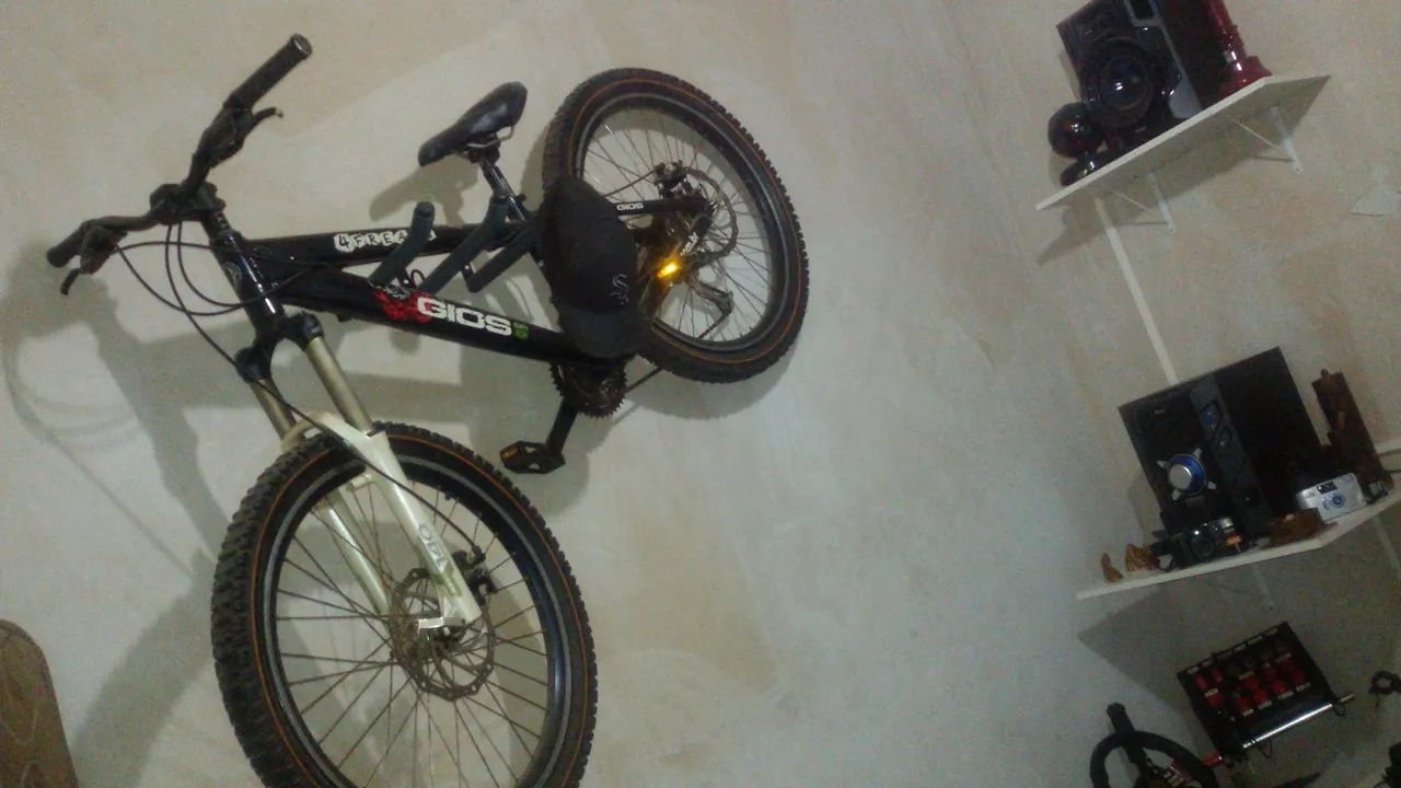 Suporte para colocar a bike na parede.  - Foto 4
