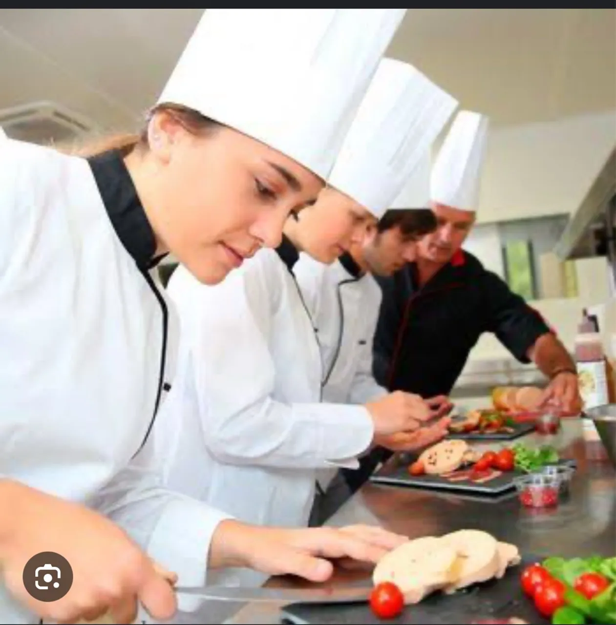 Contrato Auxiliar de Cozinha e Atendente com EXPERIÊNCIA Restaurante em Tambaú