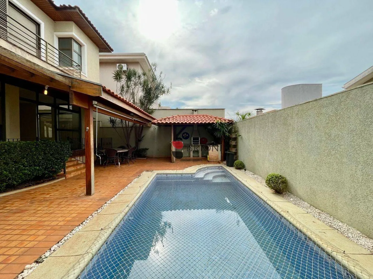 Casa Alto Padrão para Locação em Condomínio Colina do Sabiá com 3 quartos suites / 276m2 -