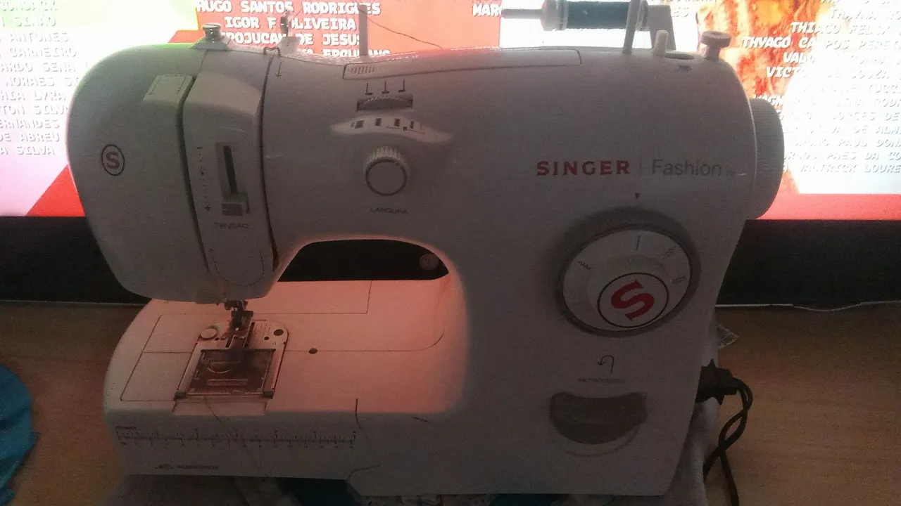 Vendo máquina de costura elétrica