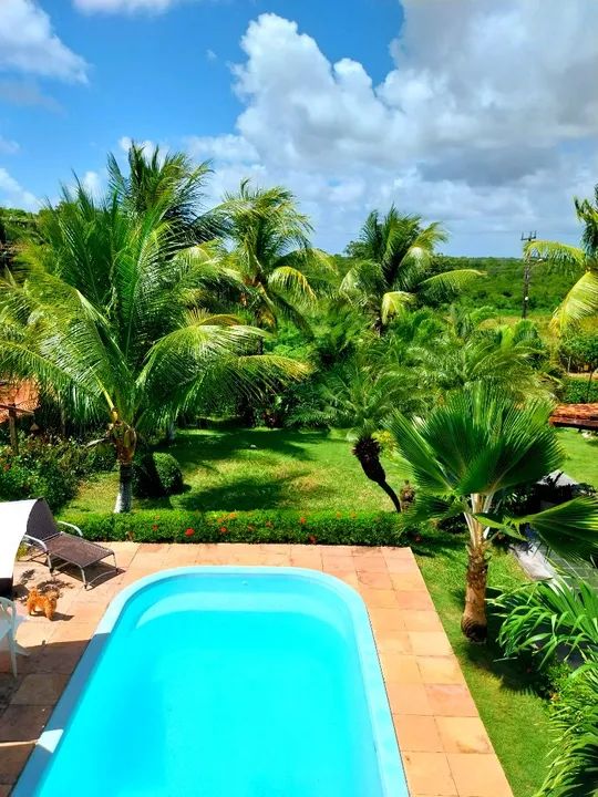 Casa com piscina com área verde