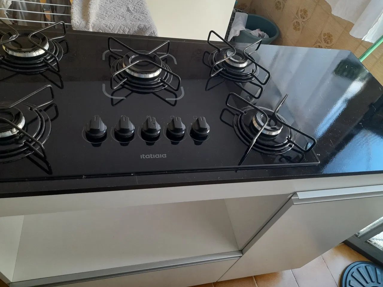 Armário de cozinha branco com cooktop  - Foto 4