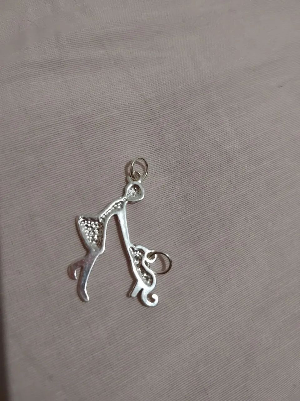 Pingente de prata com mulher e pet - Foto 4