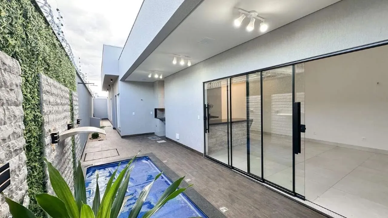 CASA NOVA NA QUADRA 405 SUL(ARSO 42) COM 3 SUÍTES, ÁREA GOURMET COMPLETA COM PISCINA E 2 V