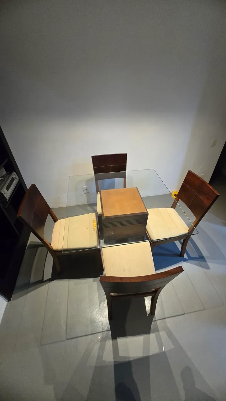 Mesa de jantar com tampo de vidro e 4 cadeiras