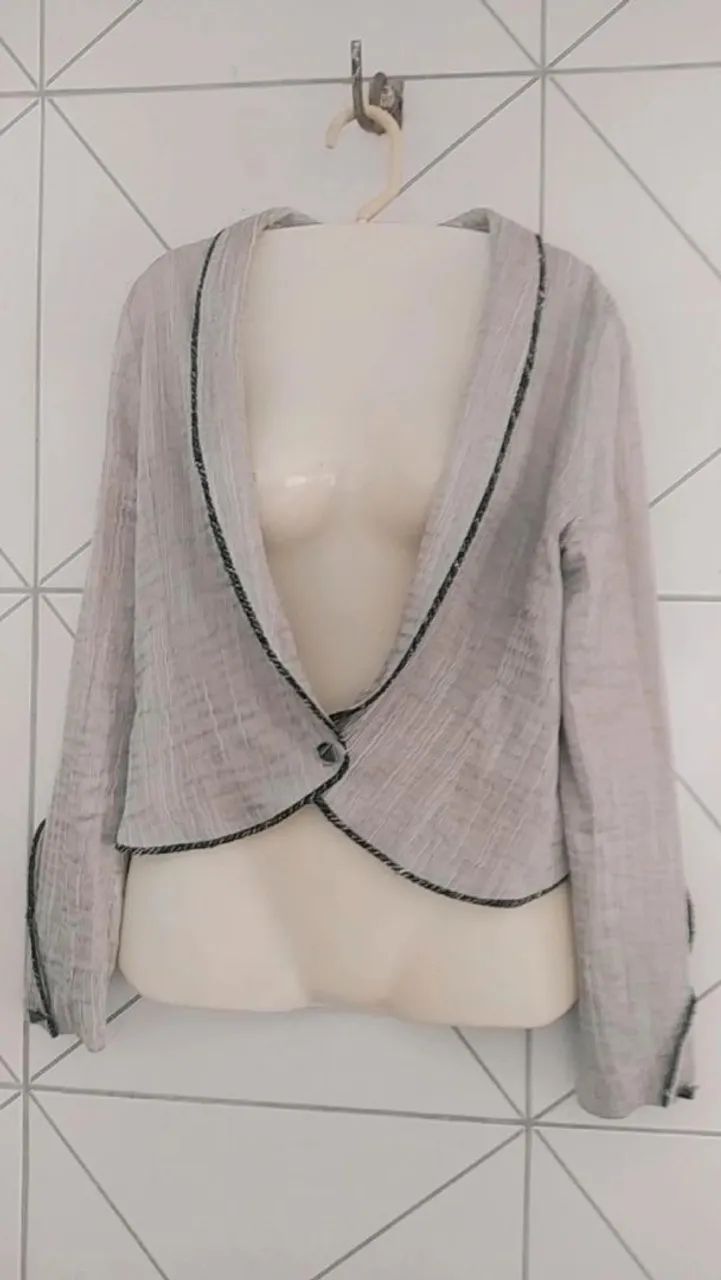 Blazer cinza com detalhes em preto