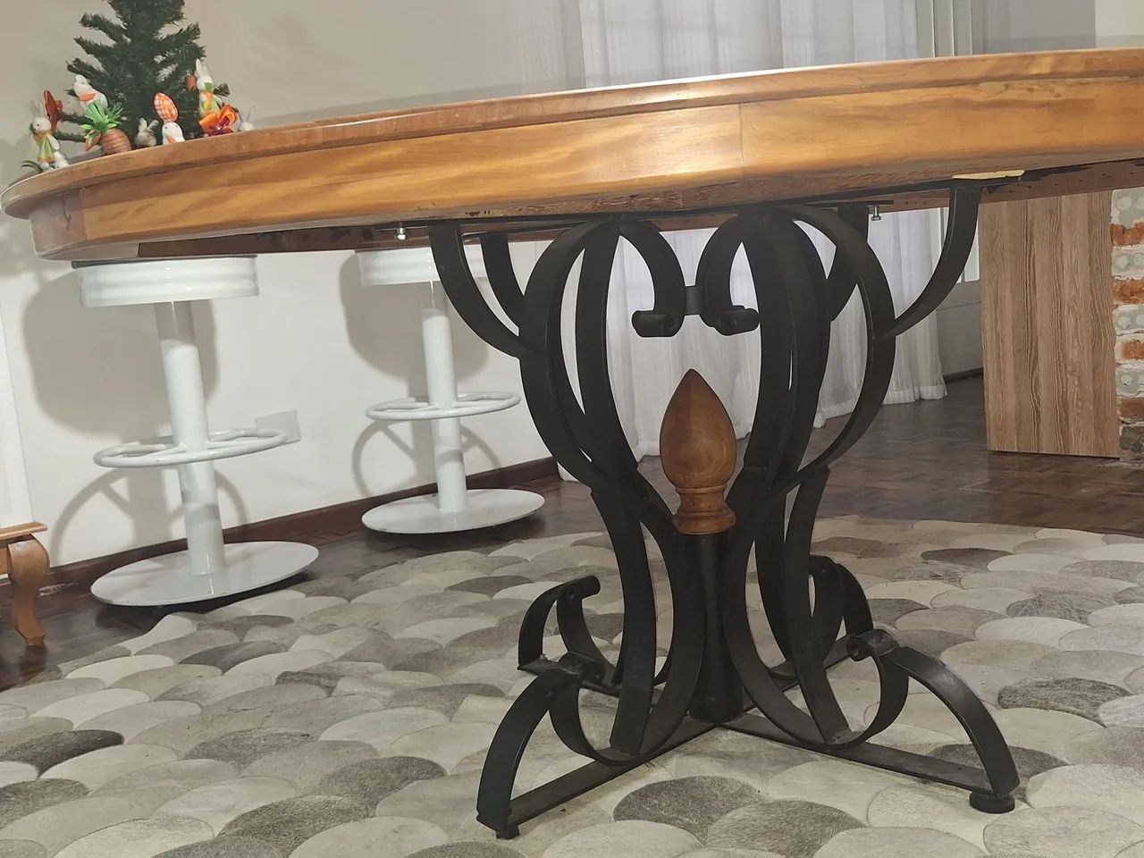 Mesa de jantar redonda em madeira maciça - Foto 6