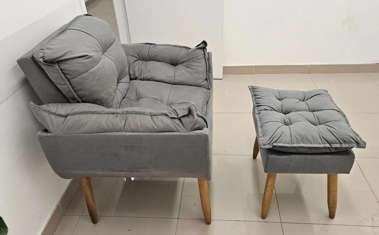 Poltrona com Puff Cinza Confortável - Foto 2