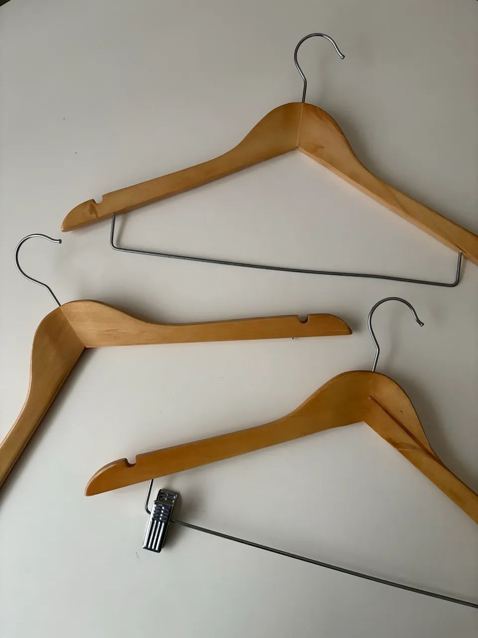 Kit 3 Cabides Madeira Envernizada