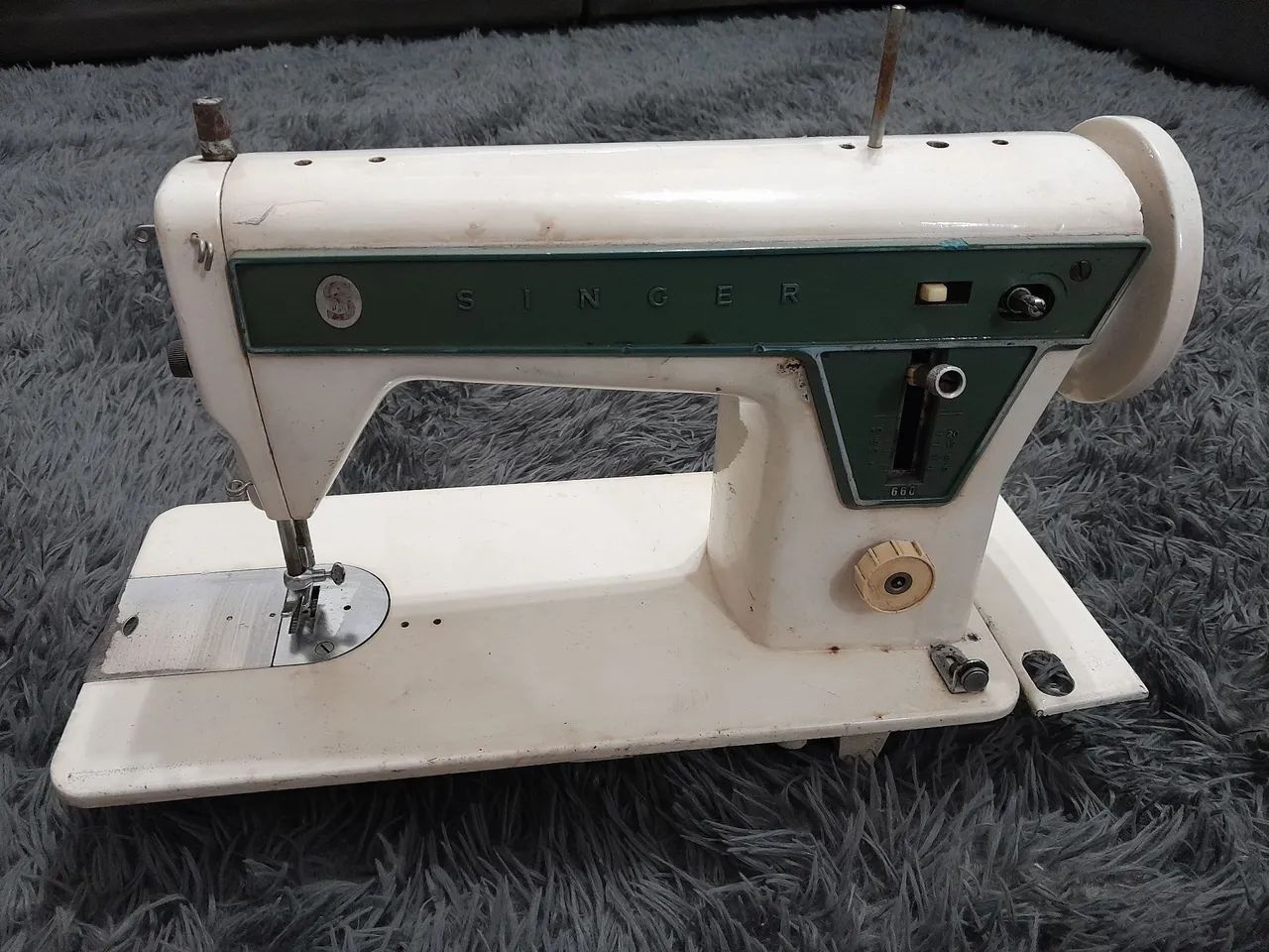 Máquina de Costura Singer Antiga com defeito