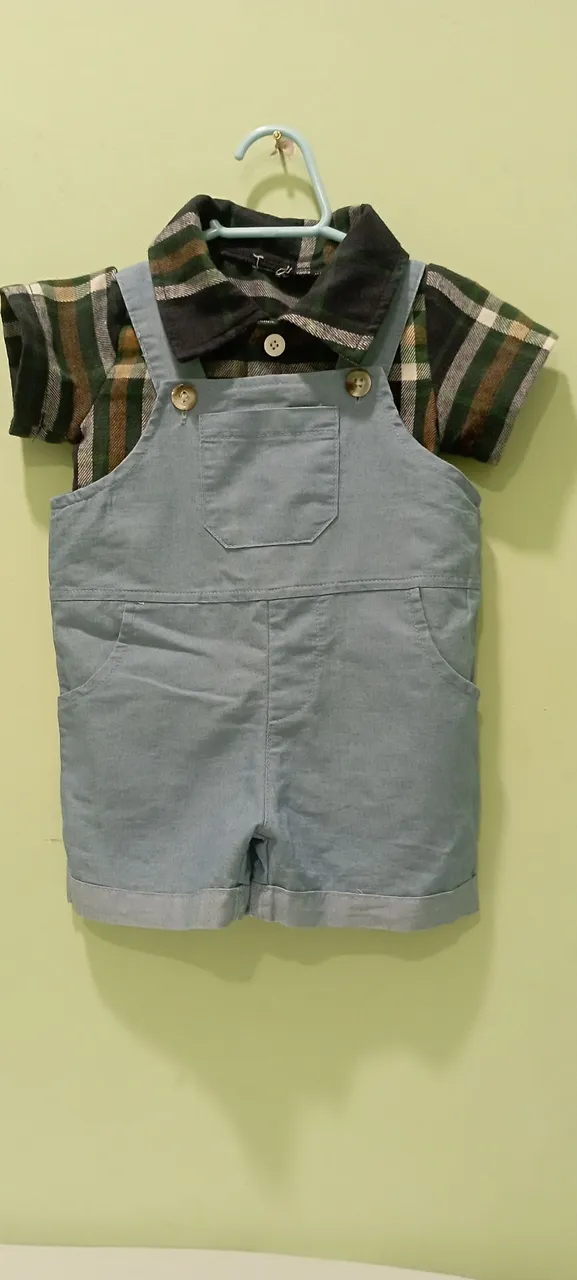 Conjunto jardineira com camisa xadrez + sandália 