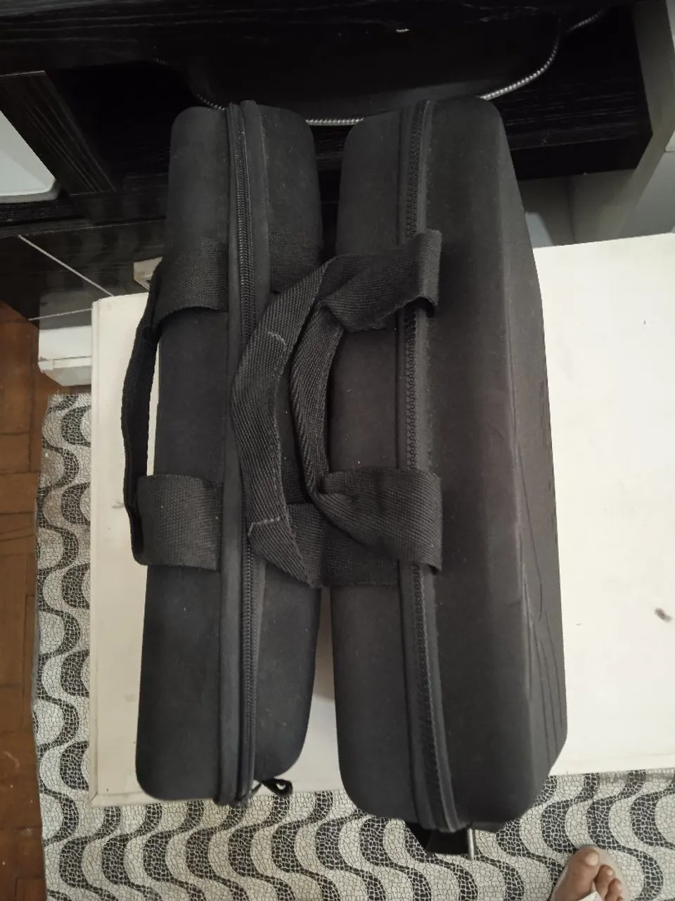 Duas Bolsas de Ombro Pretas - Novas!