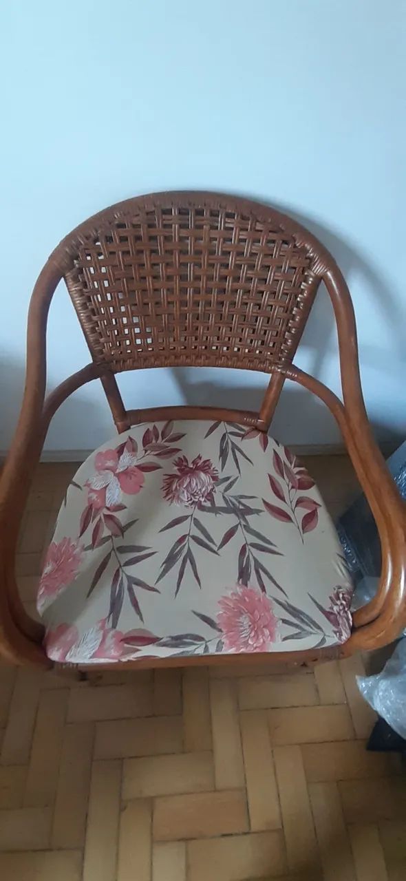 poltrona de madeira com fino acabamento  - Foto 2