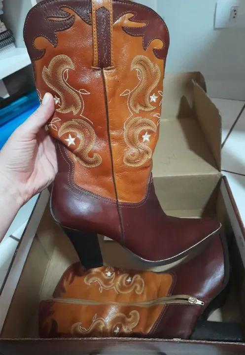 Bota country em couro caramelo e castanho n 37
