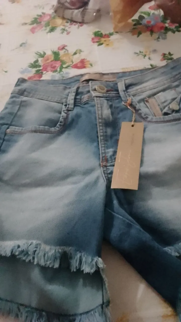 Short Jeans Feminino com Barra Desfiada