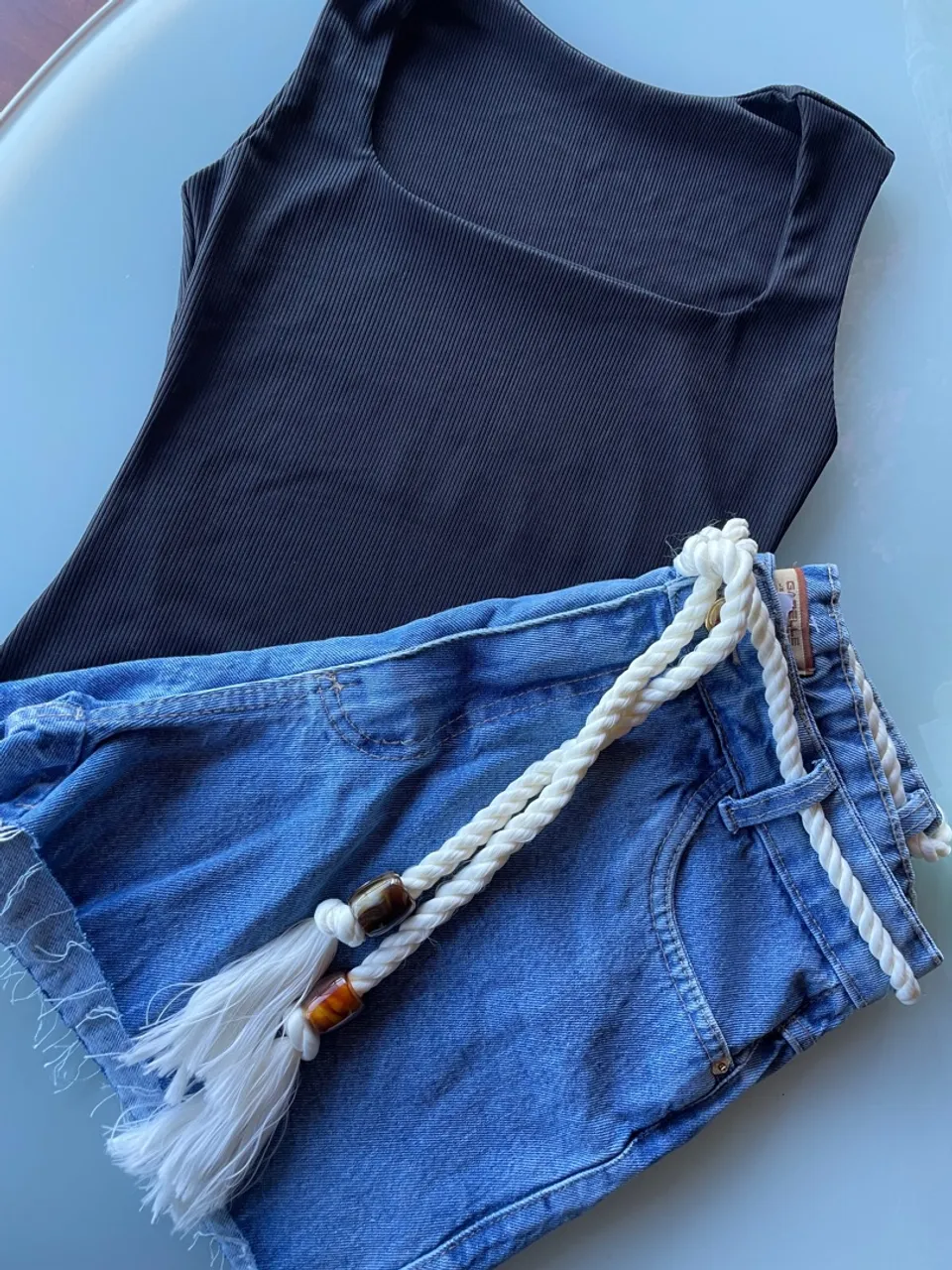 Conjunto Body Canelado e Short Jeans com Cinto