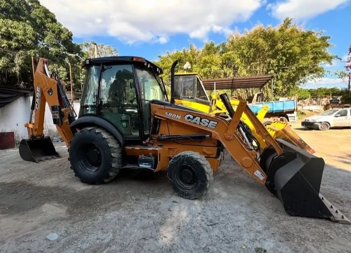 Retroescavadeira Case 580n ano 2013