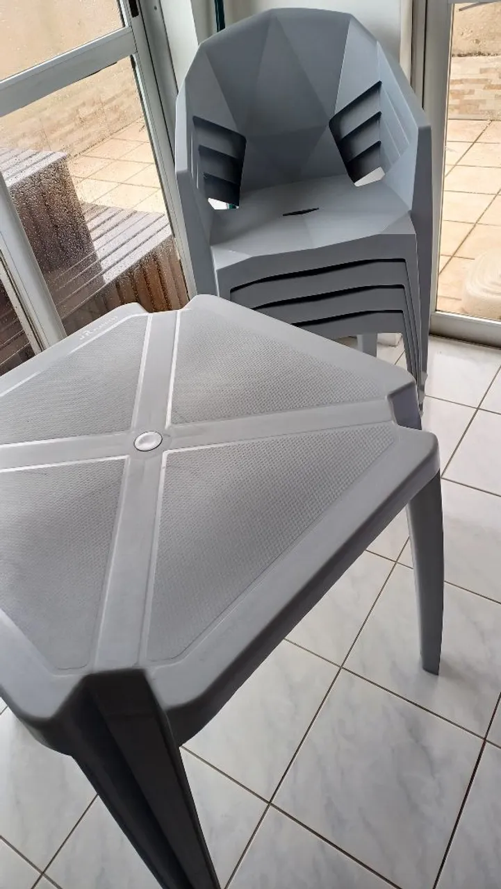 Conjunto de mesa e cadeiras para área externa