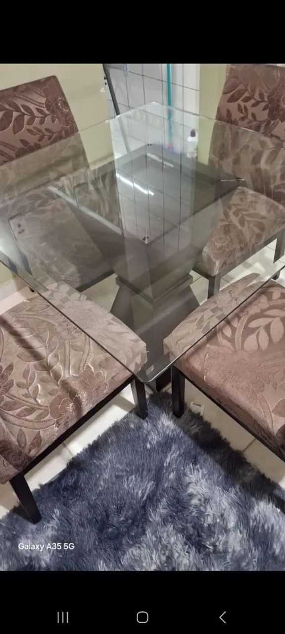 Mesa de jantar com tampo de vidro e 4 cadeiras