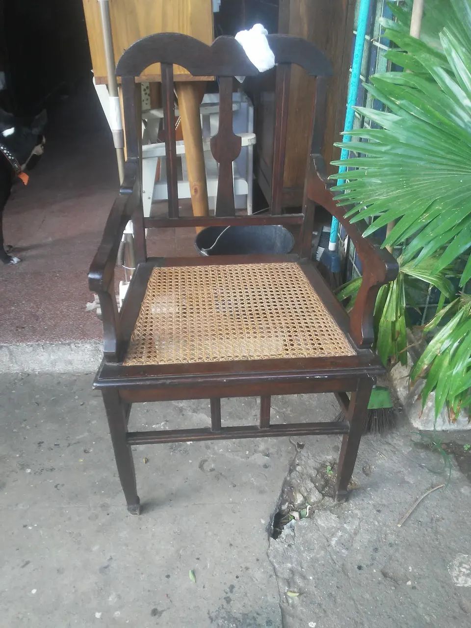 Poltrona de madeira antiga