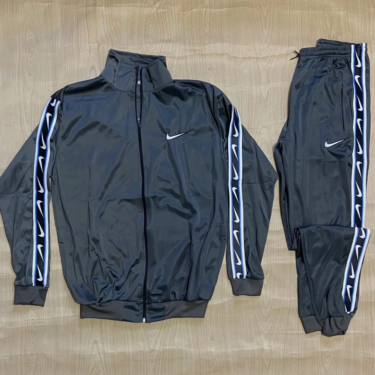 Conjunto Nike Masculino Cinza com Detalhes