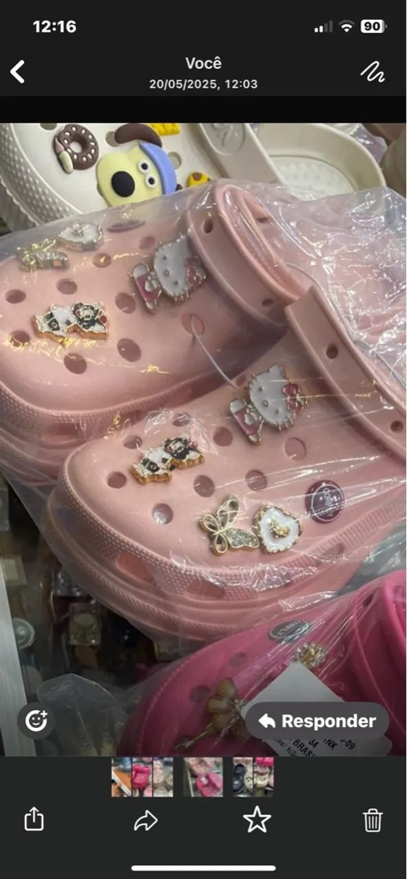 Crocs rosa com acessórios