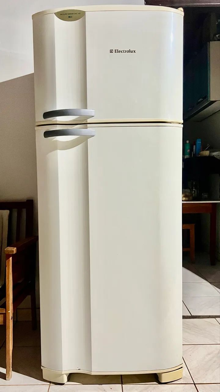 Geladeira Electrolux DC45 capacidade 430 L