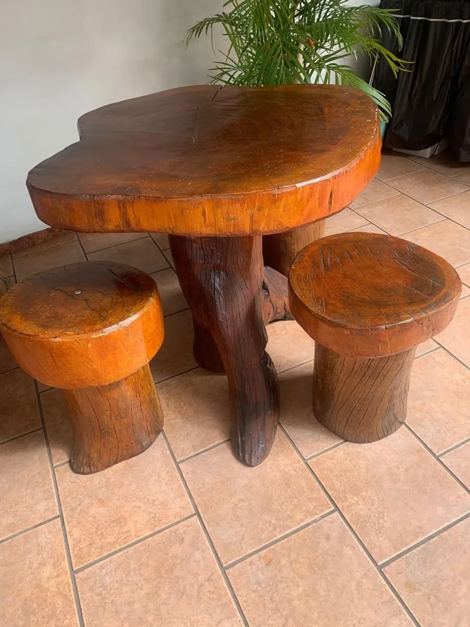 Mesa em madeira estilo colonial para jardins, áreas externas e internas, três bancos 