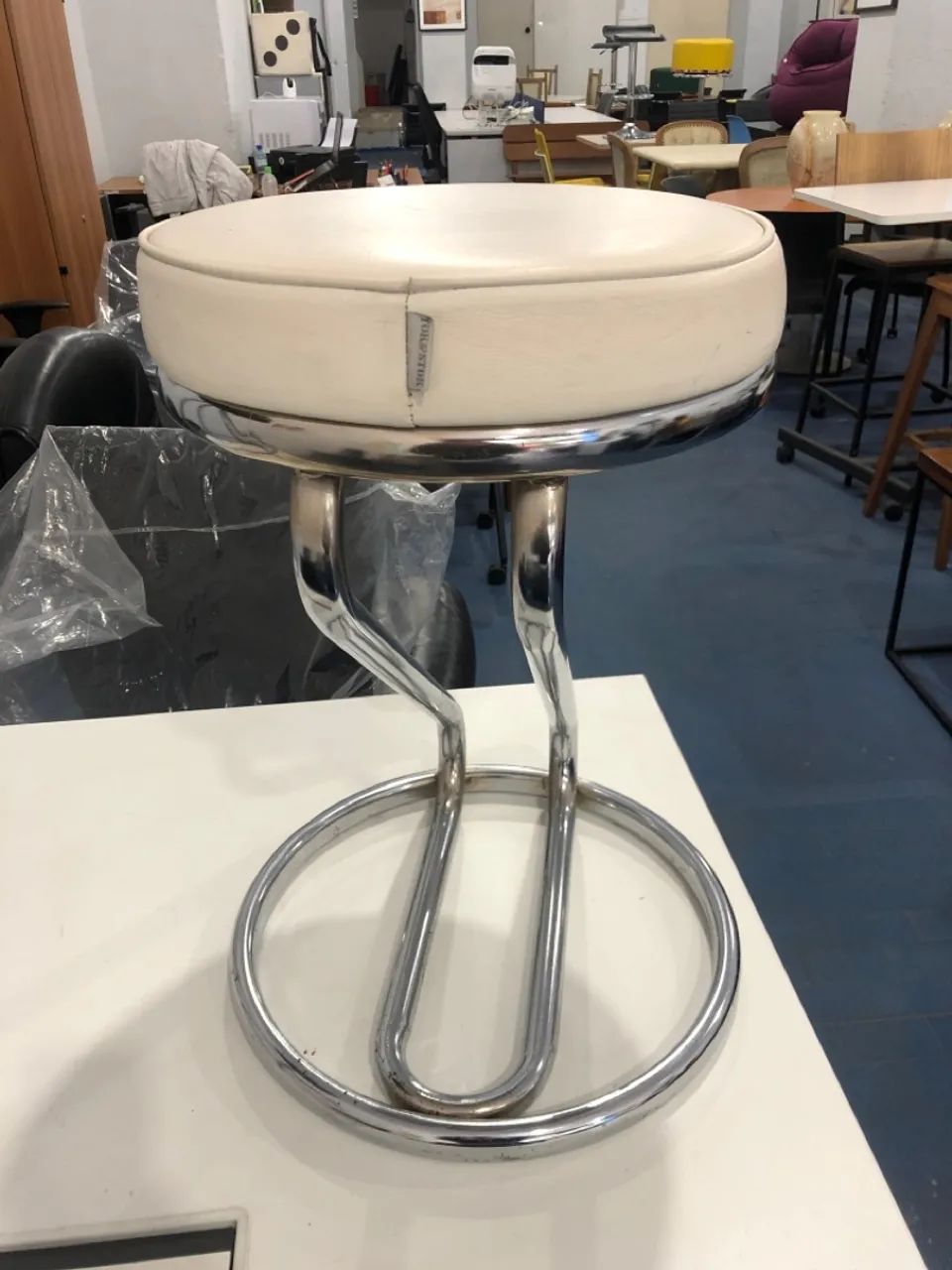 Banquinho com assento estofado e estrutura cromada - Foto 3